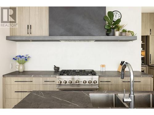 530 Clifton Court, Kelowna, BC - Indoor Photo Showing Kitchen