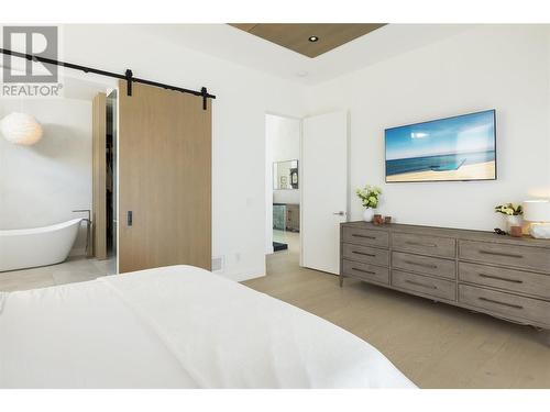 530 Clifton Court, Kelowna, BC - Indoor Photo Showing Bedroom
