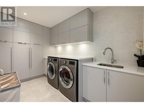 530 Clifton Court, Kelowna, BC - Indoor Photo Showing Laundry Room