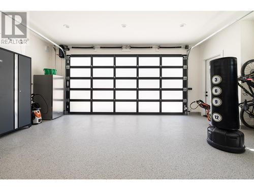 530 Clifton Court, Kelowna, BC - Indoor Photo Showing Garage