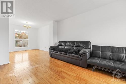 228 Huntersfield Drive, Ottawa, ON - Indoor Photo Showing Living Room