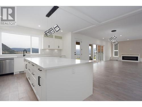 579 Barra Lane, Kelowna, BC - Indoor Photo Showing Kitchen With Upgraded Kitchen