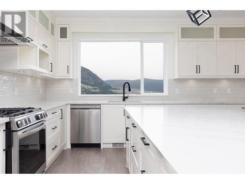 579 Barra Lane, Kelowna, BC - Indoor Photo Showing Kitchen With Upgraded Kitchen