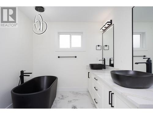 579 Barra Lane, Kelowna, BC - Indoor Photo Showing Bathroom