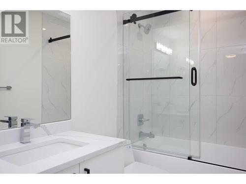 579 Barra Lane, Kelowna, BC - Indoor Photo Showing Bathroom