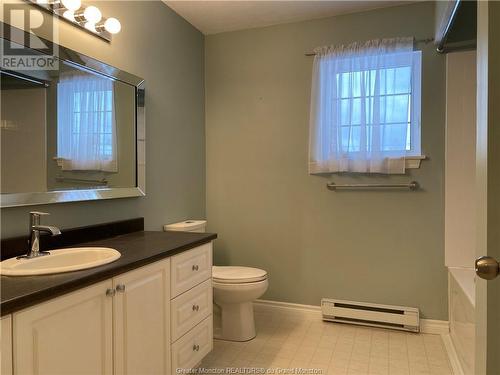 25 Cap Pele Crt, Dieppe, NB - Indoor Photo Showing Bathroom
