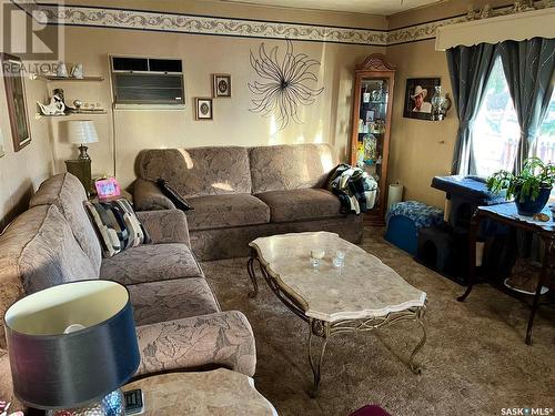 211 2Nd Avenue E, Assiniboia, SK - Indoor Photo Showing Living Room