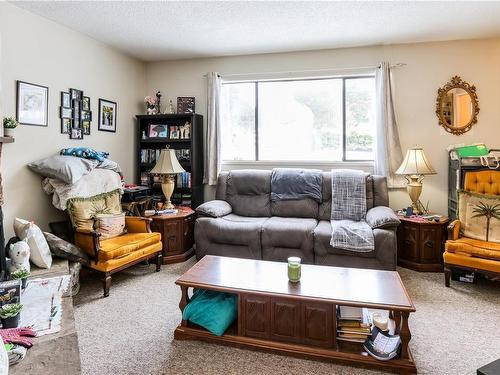 4169 Orchard Cir, Nanaimo, BC - Indoor Photo Showing Living Room