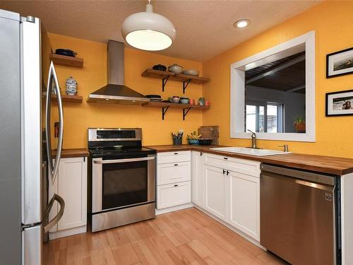 2264 Mckenzie Ave, Comox, BC - Indoor Photo Showing Kitchen