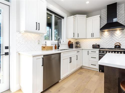 1507 Crown Isle Blvd, Courtenay, BC - Indoor Photo Showing Kitchen With Upgraded Kitchen