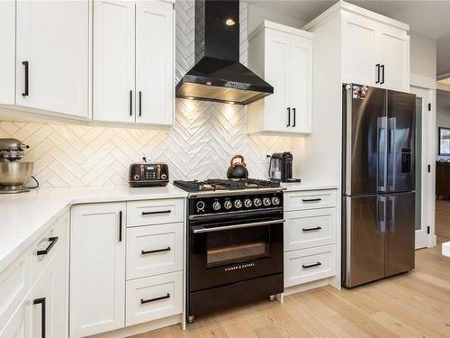 1507 Crown Isle Blvd, Courtenay, BC - Indoor Photo Showing Kitchen With Upgraded Kitchen