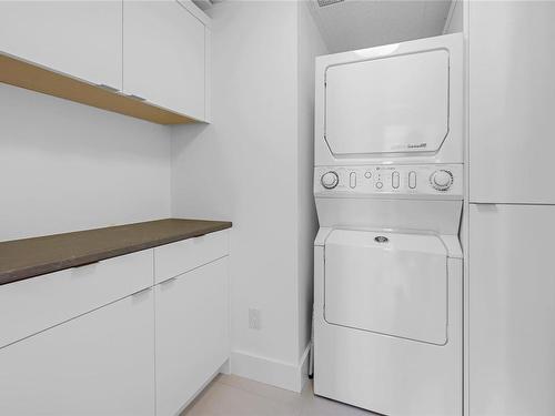 631-21 Dallas Rd, Victoria, BC - Indoor Photo Showing Laundry Room
