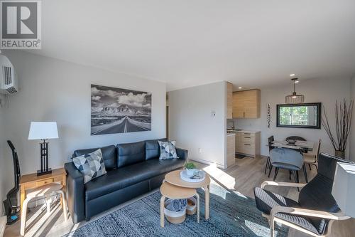 922 Dynes Avenue Unit# 101, Penticton, BC - Indoor Photo Showing Living Room