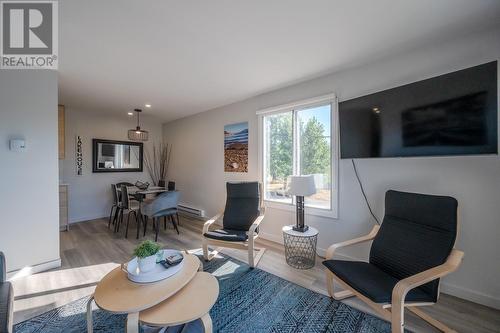 922 Dynes Avenue Unit# 101, Penticton, BC - Indoor Photo Showing Living Room