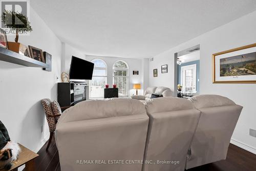 #201 -970 Golf Links Rd, Hamilton, ON - Indoor Photo Showing Living Room