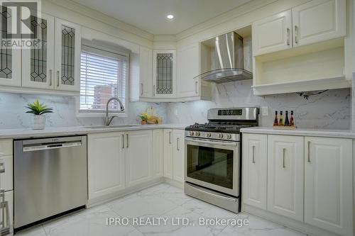 16B Leaside Park Dr, Toronto, ON - Indoor Photo Showing Kitchen With Upgraded Kitchen