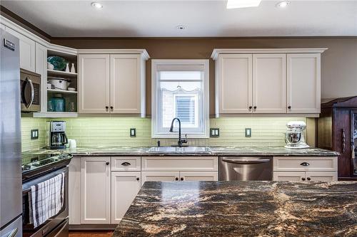 87 Macneil Court, Hagersville, ON - Indoor Photo Showing Kitchen With Upgraded Kitchen
