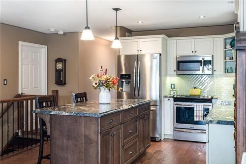 87 Macneil Court, Hagersville, ON - Indoor Photo Showing Kitchen With Upgraded Kitchen