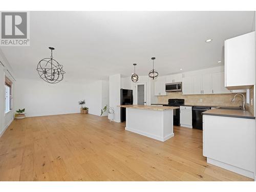 540 21 Street Se, Salmon Arm, BC - Indoor Photo Showing Kitchen With Upgraded Kitchen