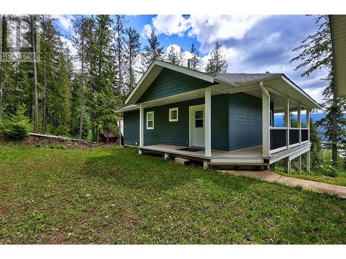 7465 Crowfoot Drive, Anglemont, BC - Indoor Photo Showing Kitchen