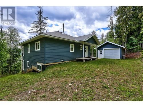 7465 Crowfoot Drive, Anglemont, BC - Indoor Photo Showing Kitchen