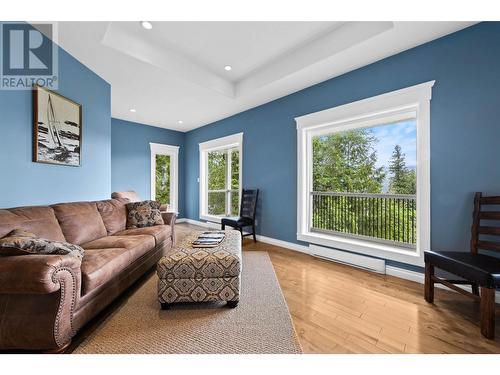 7465 Crowfoot Drive, Anglemont, BC - Indoor Photo Showing Bedroom