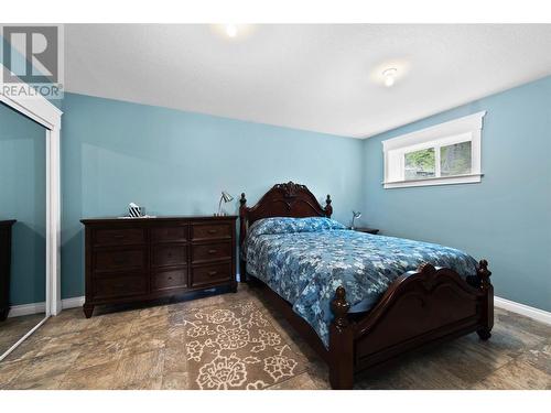 7465 Crowfoot Drive, Anglemont, BC - Indoor Photo Showing Living Room