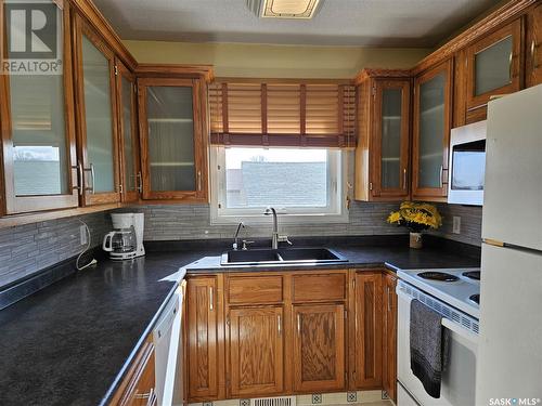 500 Holmgren Bay, Estevan, SK - Indoor Photo Showing Kitchen With Double Sink