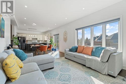 3619 Thunder Bay Rd, Fort Erie, ON - Indoor Photo Showing Living Room