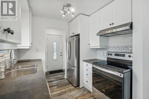 7020 Jill Dr, Niagara Falls, ON - Indoor Photo Showing Kitchen With Double Sink With Upgraded Kitchen