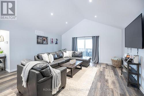 8 Sages Rd, Galway-Cavendish And Harvey, ON - Indoor Photo Showing Living Room
