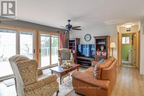 117 Campbell Beach Road, Kawartha Lakes, ON - Indoor Photo Showing Living Room