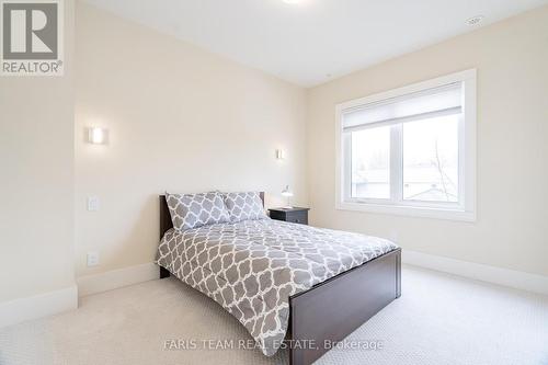 938 Corner Ave, Innisfil, ON - Indoor Photo Showing Bedroom