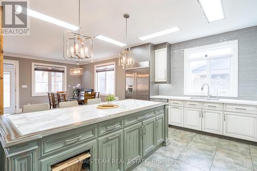 938 Corner Avenue, Innisfil, ON - Indoor Photo Showing Kitchen With Upgraded Kitchen