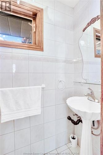 3786 Howard Avenue, Windsor, ON - Indoor Photo Showing Bathroom