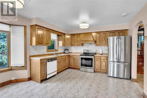 3786 Howard Avenue, Windsor, ON - Indoor Photo Showing Kitchen