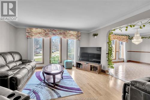 3786 Howard Avenue, Windsor, ON - Indoor Photo Showing Living Room