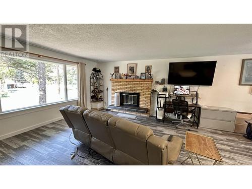 5003 Smith Road, 108 Mile Ranch, BC - Indoor Photo Showing Living Room With Fireplace
