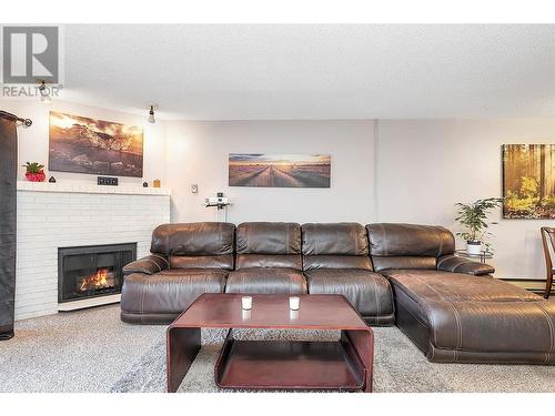 983 Bernard Avenue Unit# 211, Kelowna, BC - Indoor Photo Showing Living Room With Fireplace