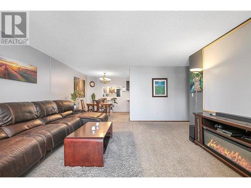 983 Bernard Avenue Unit# 211, Kelowna, BC - Indoor Photo Showing Living Room