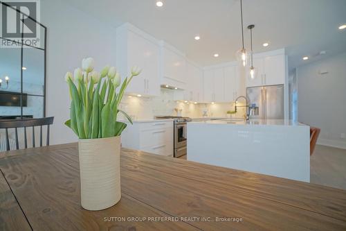 2223 Linkway Blvd, London, ON - Indoor Photo Showing Kitchen With Upgraded Kitchen