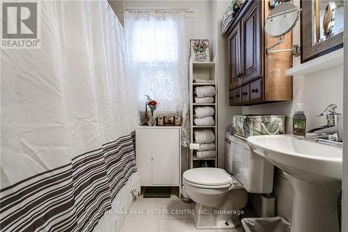 18 Division Street, Hamilton, ON - Indoor Photo Showing Bathroom