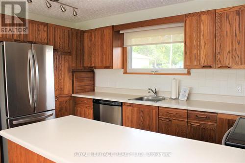 47 Marilyn Cres, Kawartha Lakes, ON - Indoor Photo Showing Kitchen