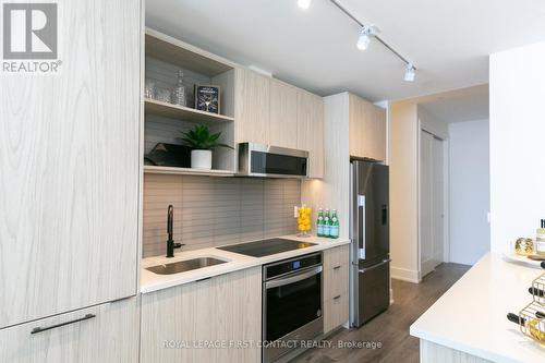 #910 -185 Dunlop St E, Barrie, ON - Indoor Photo Showing Kitchen With Upgraded Kitchen