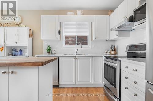 66 Lion'S Gate Blvd, Barrie, ON - Indoor Photo Showing Kitchen With Upgraded Kitchen