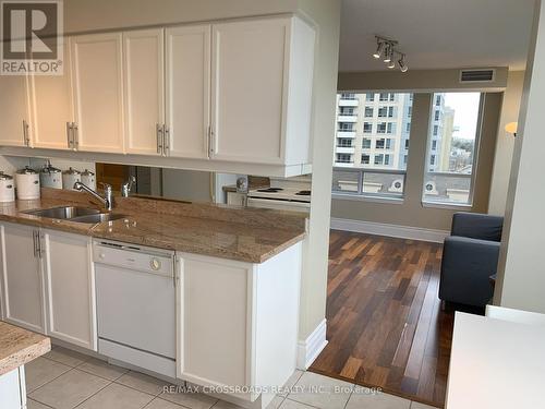 405 - 3 Rean Drive, Toronto, ON - Indoor Photo Showing Kitchen With Double Sink