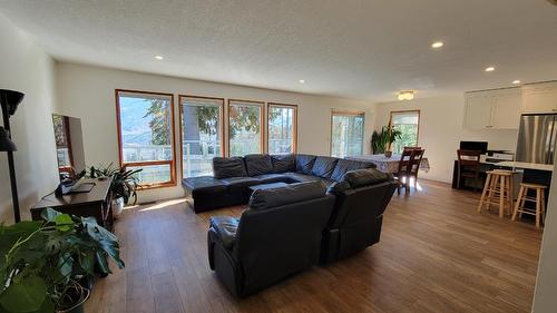 1301 Grosvenor Place, Castlegar, BC - Indoor Photo Showing Living Room