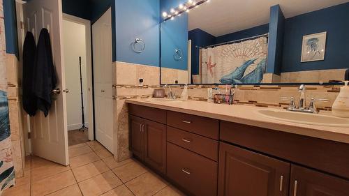 1301 Grosvenor Place, Castlegar, BC - Indoor Photo Showing Bathroom
