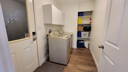1301 Grosvenor Place, Castlegar, BC - Indoor Photo Showing Laundry Room