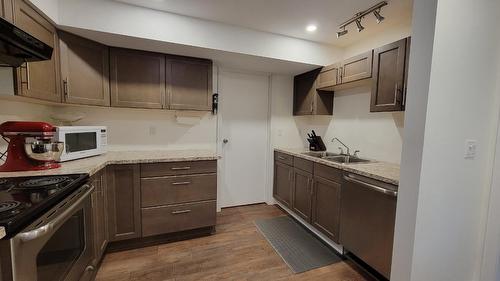 1301 Grosvenor Place, Castlegar, BC - Indoor Photo Showing Kitchen With Double Sink